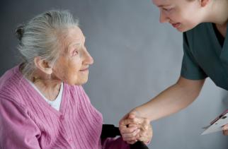 Maatschappelijke ondersteuning en medicatieverstrekkingen onder thuiswonende mensen met dementie