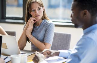 In een-op-eengesprekken verschillen mannen en vrouwen niet in hun taalgebruik, wel benadrukken vrouwen vaker hun luisterrol