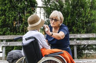 Nivel: De zorg voor een naaste met dementie valt veel mantelzorgers zwaar, ondanks de voldoening die het brengt