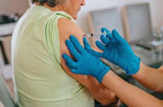 Nivel: Twee derde van de mensen met een vaccinatiebrief haalt nieuw pneumokokkenvaccinatie, helft de griepprik