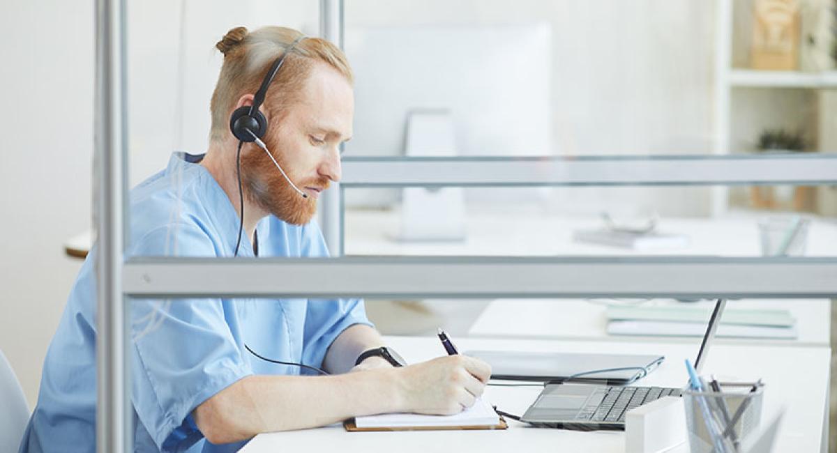 Na telefonische triage krijgen mensen met een laag inkomen vaker een consult per telefoon of aan huis en minder vaak op de huisartsenpost