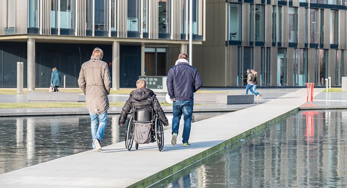 Meedoen in de samenleving blijft nog achter, maar eigen leven invullen naar wens lukt steeds meer mensen met een beperking 