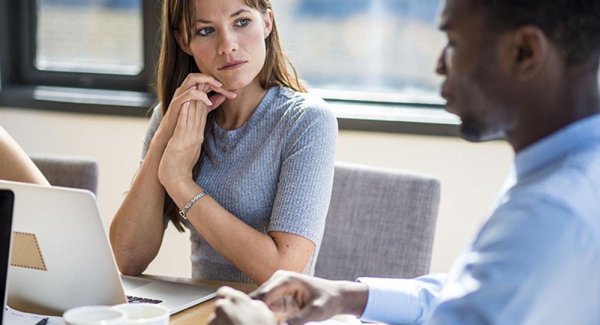 In one-on-one conversations, men and women do not differ in their language use, although women emphasize their listening role more often