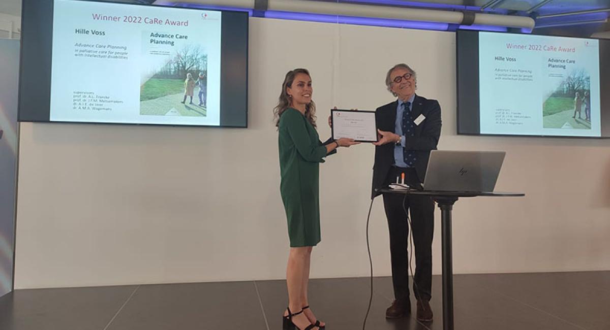 Nivel- onderzoeker Hille Voss wint CaRe Award 2022 voor beste proefschrift